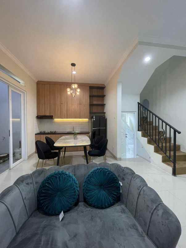 dijual rumah cirendeu