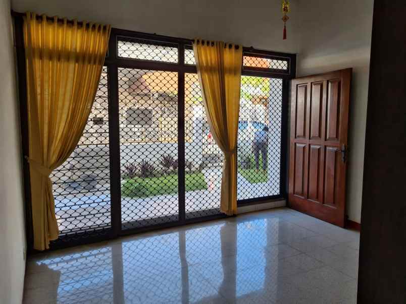 dijual rumah darmo baru barat