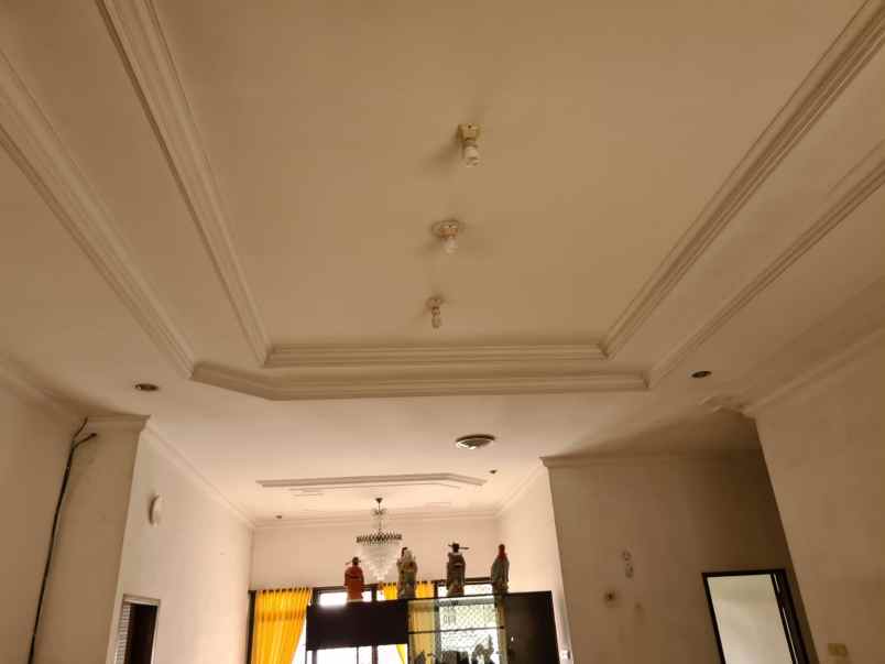 dijual rumah darmo baru barat
