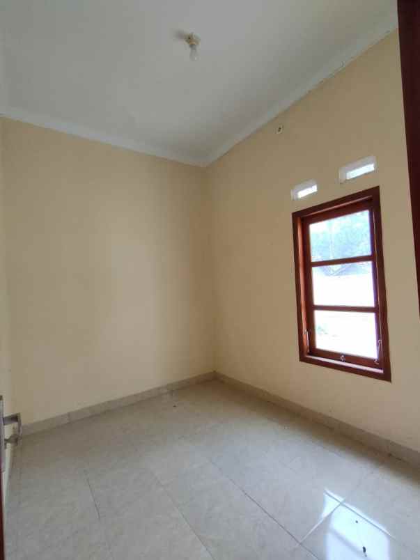 dijual rumah donotirto