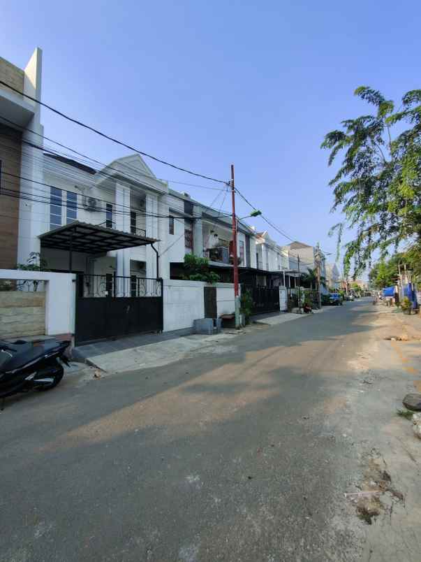 dijual rumah duren sawit