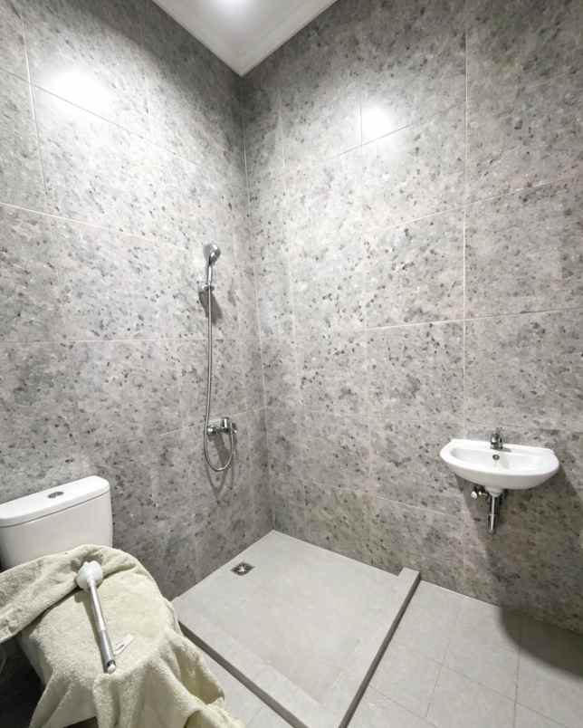 dijual rumah duren sawit
