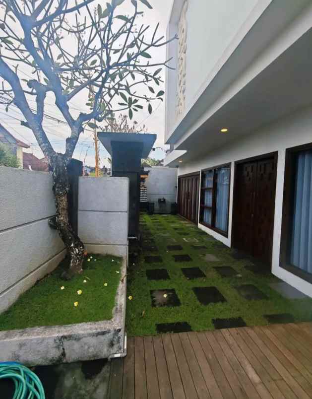 dijual rumah gatot subroto barat