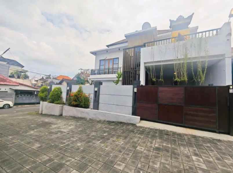 dijual rumah gatot subroto barat