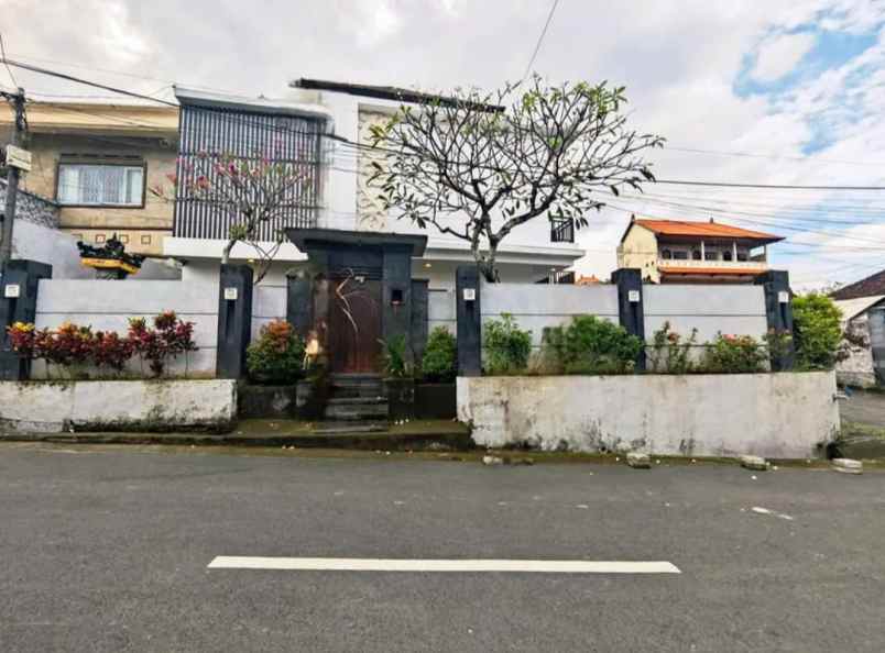 dijual rumah gatot subroto barat
