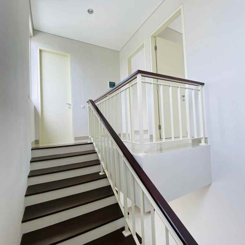 dijual rumah greenlake citraland