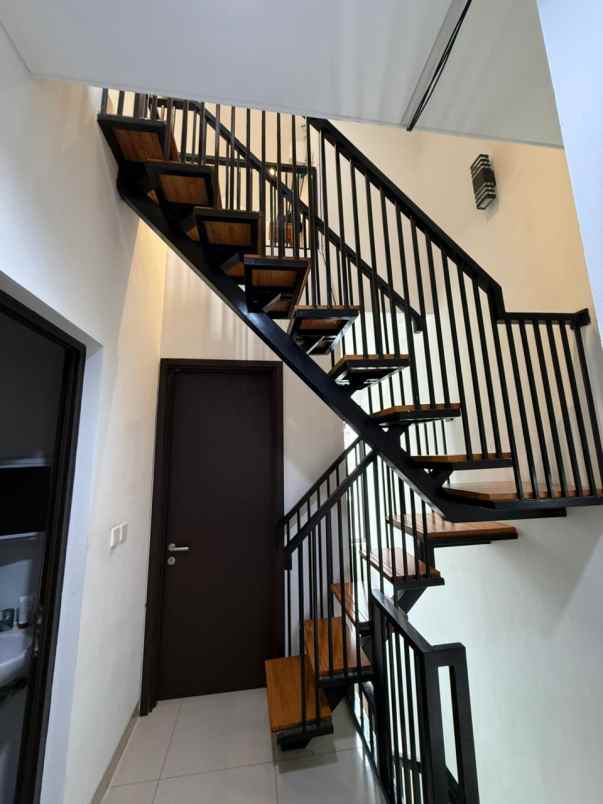 dijual rumah jakarta garden city