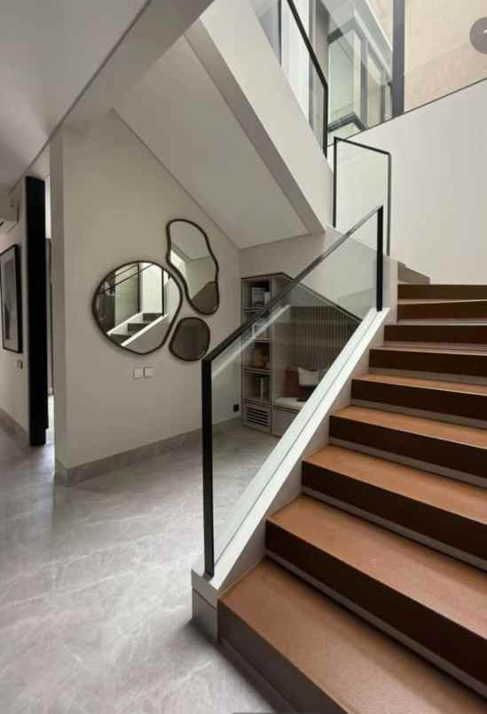 dijual rumah jalan graha famili