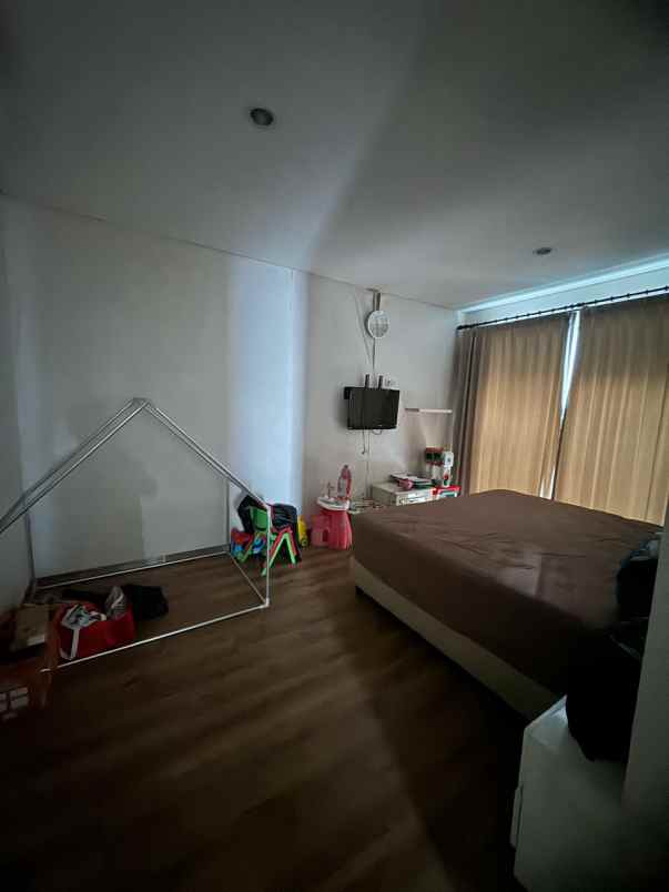 dijual rumah jalan graha natura