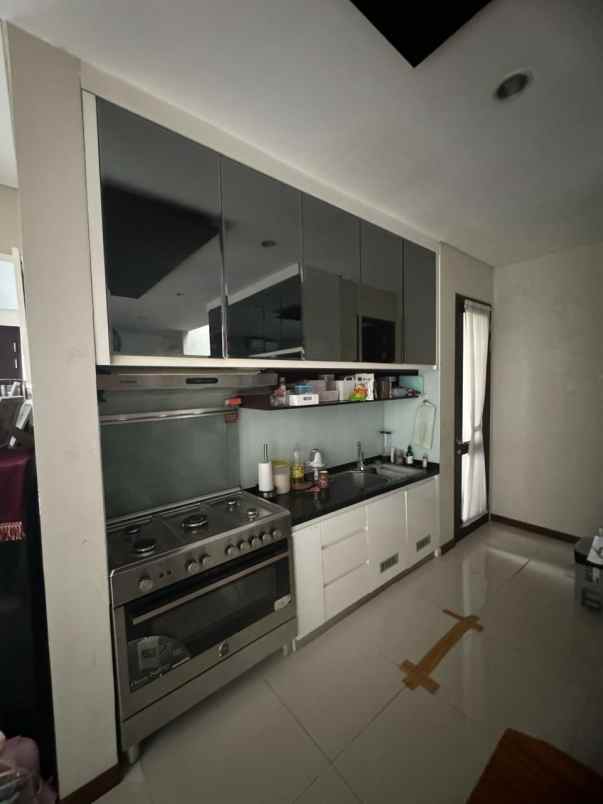 dijual rumah jalan graha natura