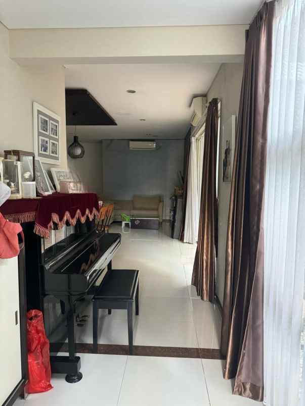 dijual rumah jalan graha natura