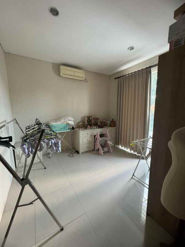 dijual rumah jalan graha natura