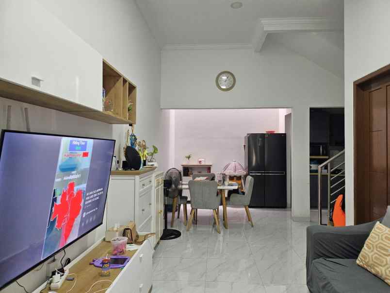 dijual rumah jalan mutiara gading city