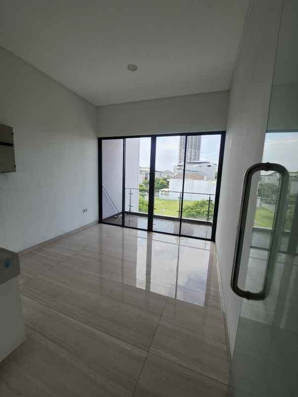 dijual rumah jalan north emerald mansion