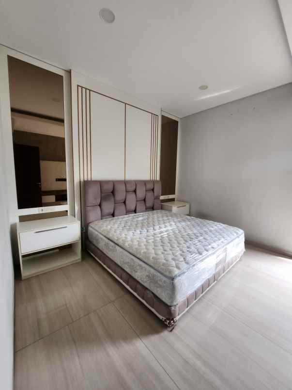 dijual rumah jalan north emerald mansion