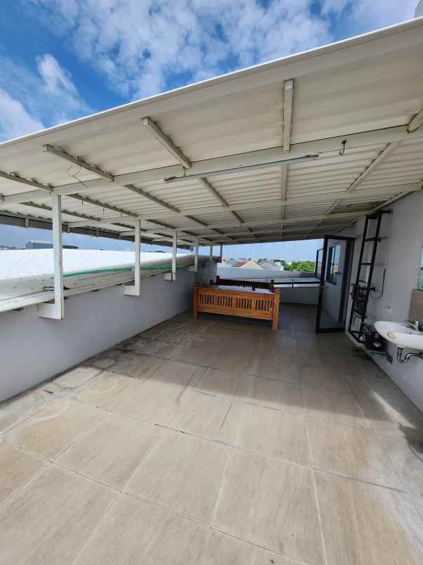 dijual rumah jalan north emerald mansion