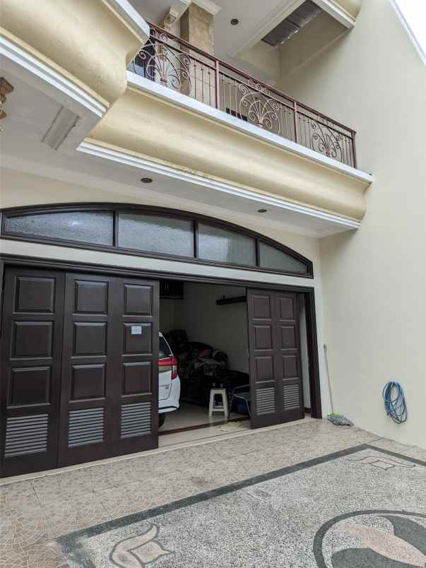 dijual rumah jalan pakuwon city