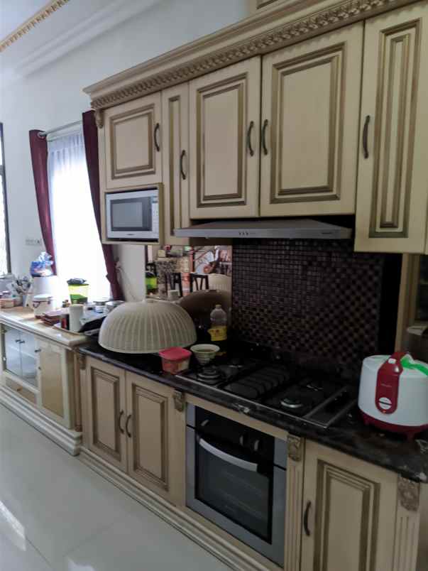 dijual rumah jalan pakuwon city