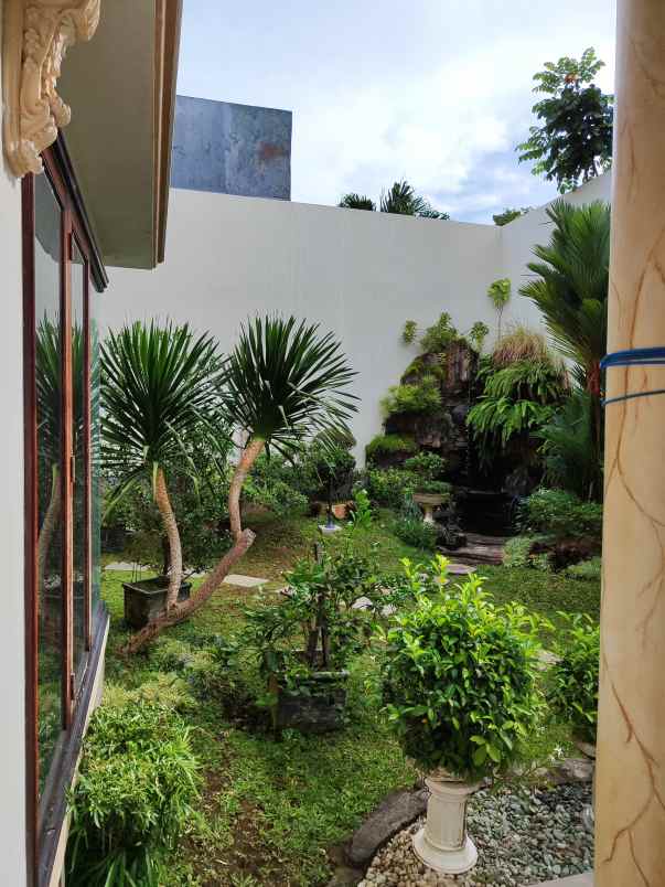 dijual rumah jalan pakuwon city