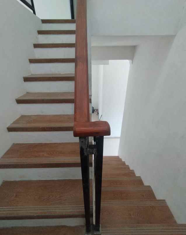 dijual rumah jalan raya aria putra