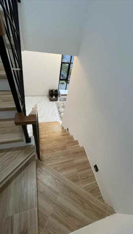dijual rumah jalan raya jagakarsa