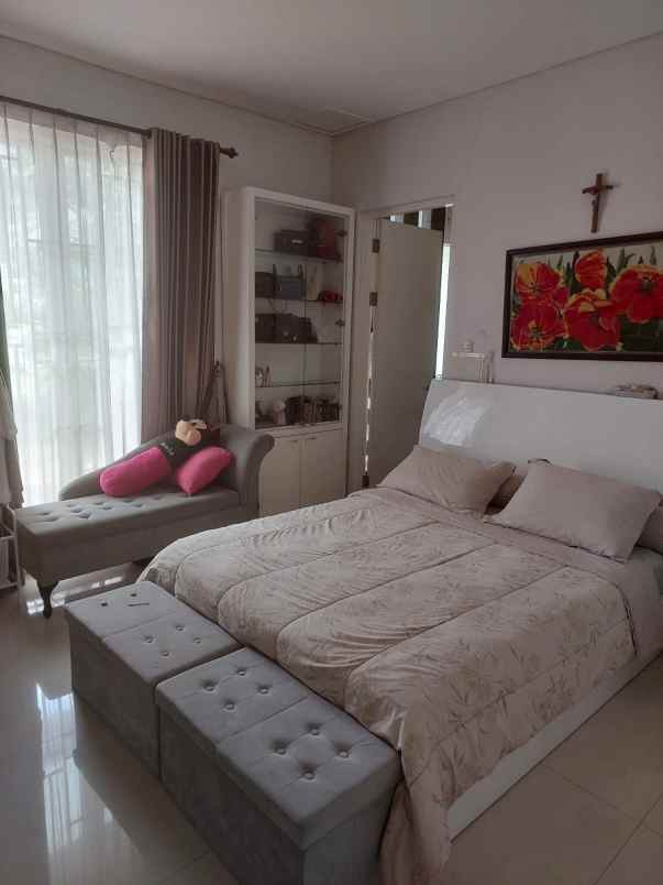 dijual rumah jalan royal residence