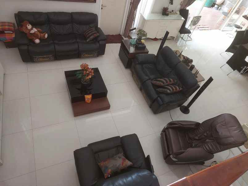 dijual rumah jalan royal residence