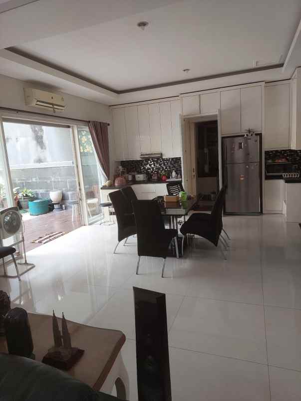 dijual rumah jalan royal residence