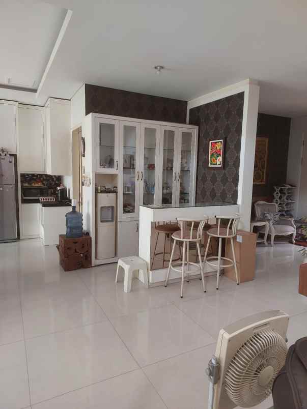 dijual rumah jalan royal residence