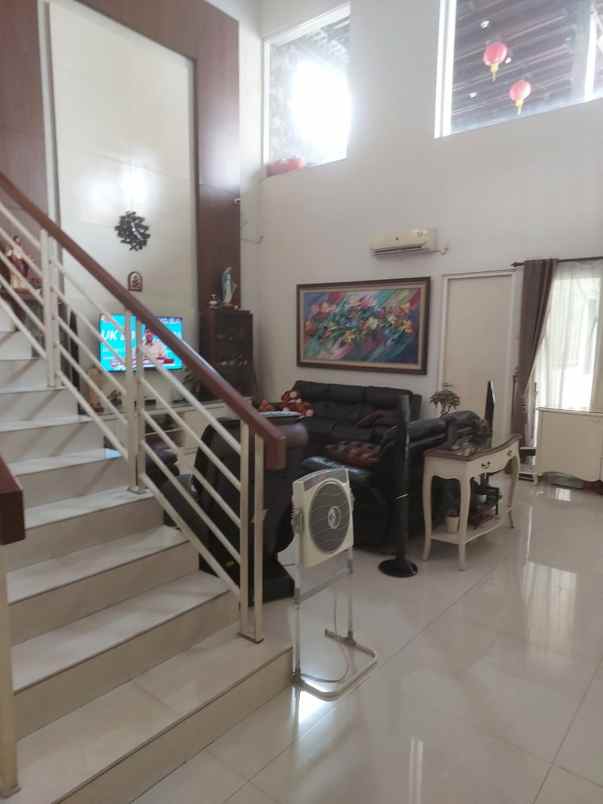 dijual rumah jalan royal residence