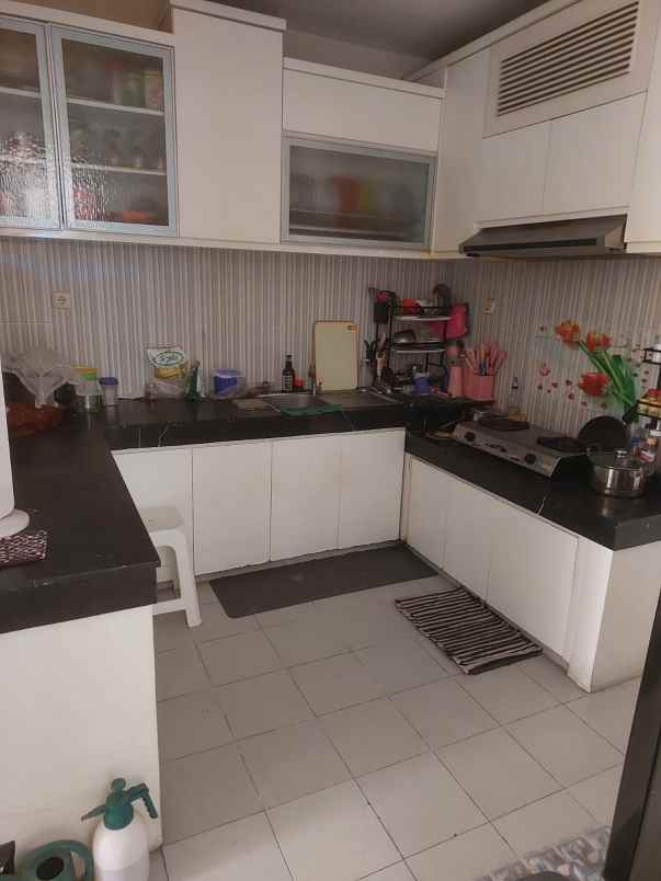 dijual rumah jalan royal residence