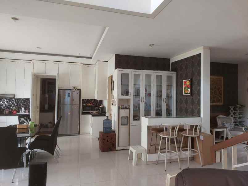 dijual rumah jalan royal residence