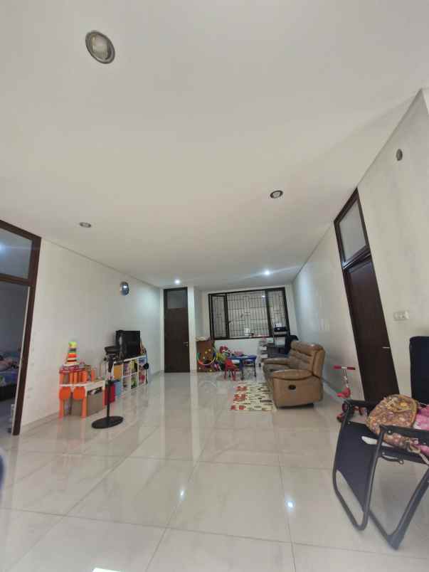 dijual rumah jatinegara