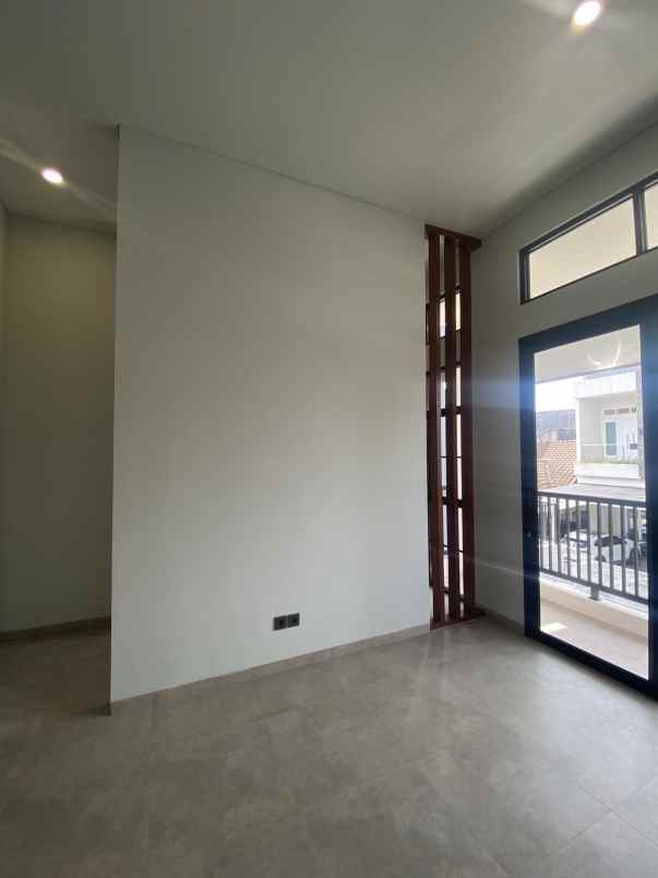 dijual rumah jl alam sutera