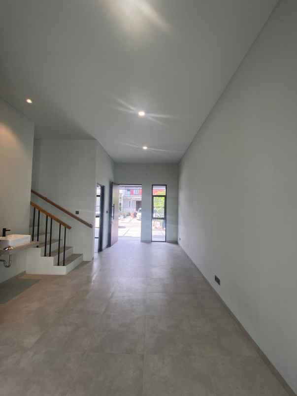 dijual rumah jl alam sutera