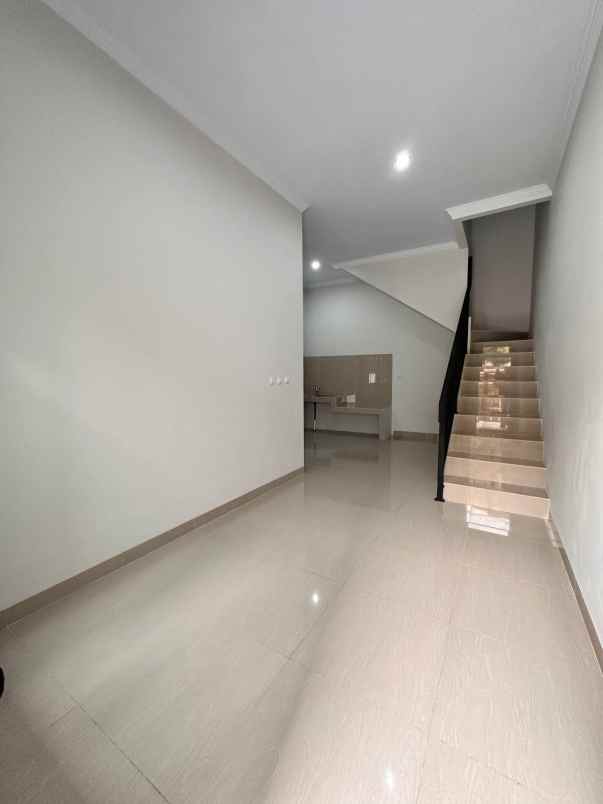 dijual rumah jl kalisari