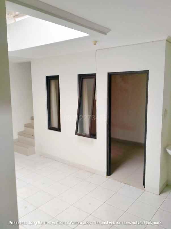 dijual rumah jl komplek prive