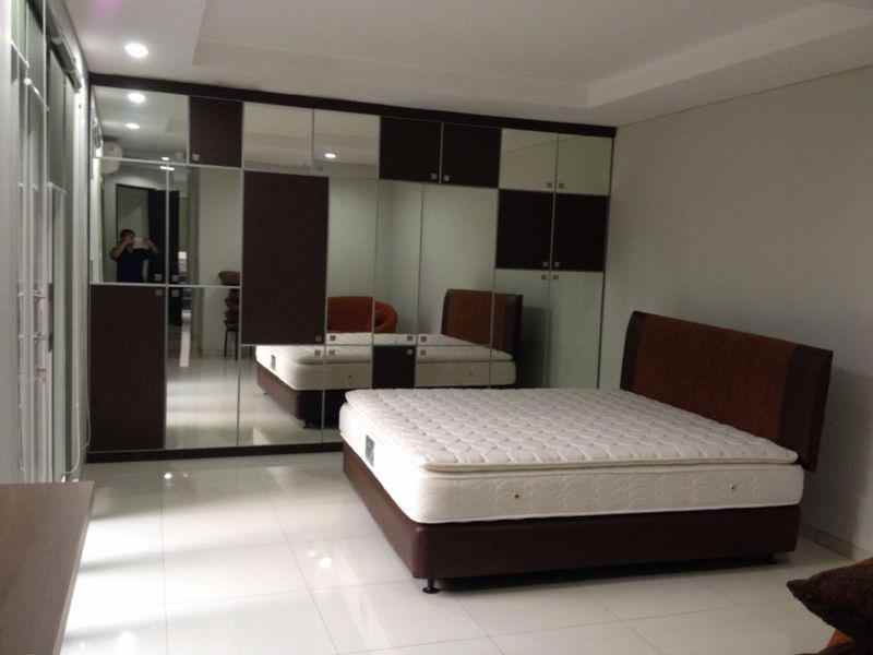 dijual rumah jl komplek puri cinere