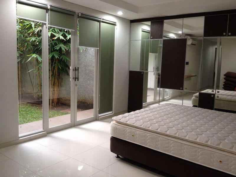 dijual rumah jl komplek puri cinere