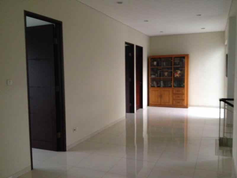 dijual rumah jl komplek puri cinere