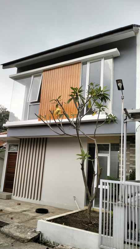 dijual rumah jl merkuri komplek