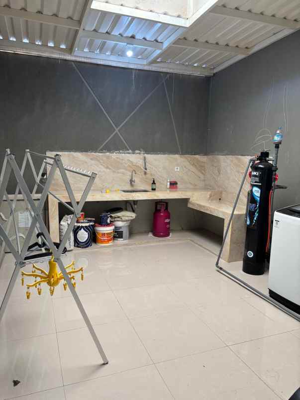 dijual rumah jl penyelesaian tomang