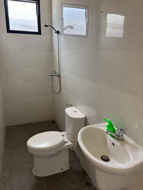 dijual rumah jl penyelesaian tomang