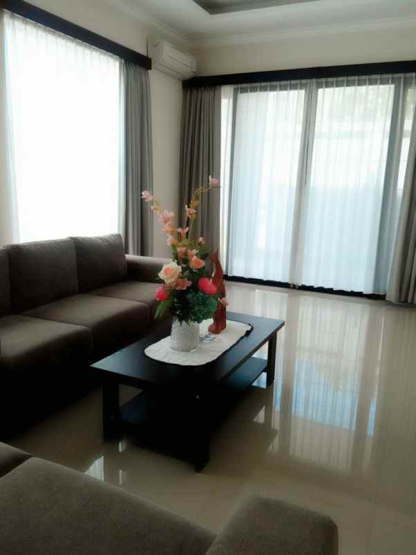 dijual rumah jl puri gading