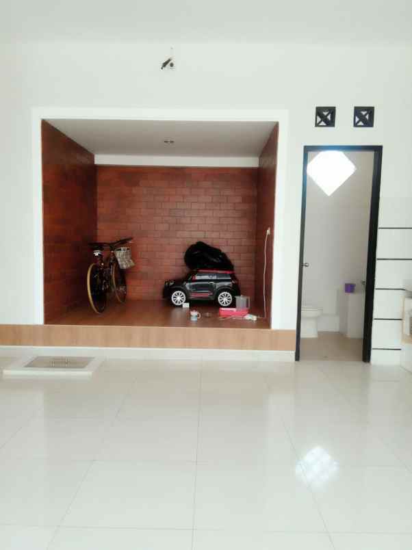 dijual rumah jl puri gading