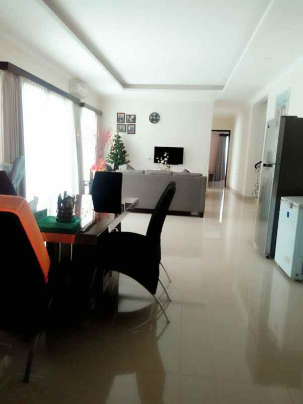 dijual rumah jl puri gading