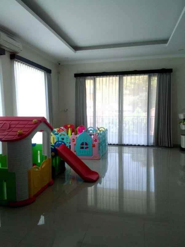 dijual rumah jl puri gading
