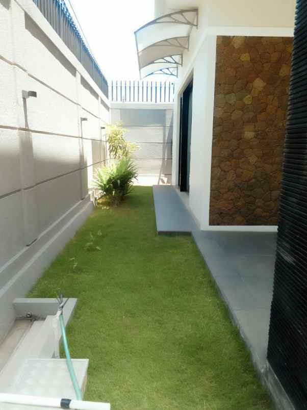 dijual rumah jl puri gading