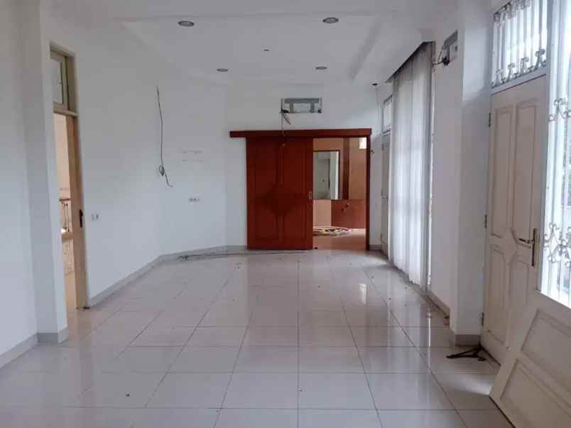 dijual rumah jl puri indah kembangan