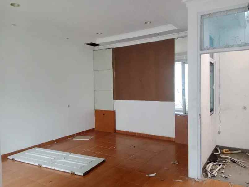 dijual rumah jl puri indah kembangan